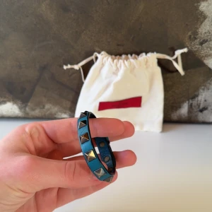 Valentino Armband - Säljer nu ett riktigt fräscht Valentino armband || Skick 8.5/10, det är använt men fortfarande i fint skick || Storlek är justerbart || Nypris 3k || Dustbag tillkommer i köp || Detta armband kryddar din outfit och är något extra som du behöver || Kontakta vid minsta fundering 🤩