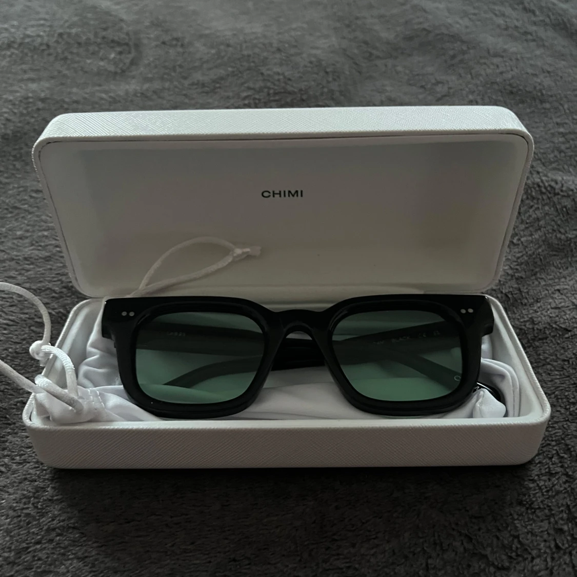 Svarta solglasögon från Chimi