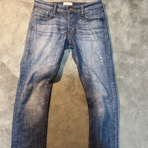 Blå jeans från Jack & Jones -  Ett par Tvär feta Jack & Jones jeans som jag vill sälja för att de är för små för mig. Jag har använt dem 2 gånger så man kan säga att dem är helt nya! Storleken är 29:34 Ställ gärna om ni har frågor☝🏽