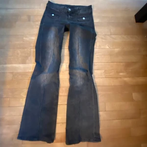 Svarta bootcut jeans - Svarta jeans från HM med knappar fram, perfekt skick! Bootcut och lowwaist. Skrev: 19cm Innerbenslängd: 79, Midjemått: 35 men super stretchiga 💘