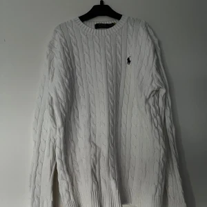 Ralph lauren stickad - Stilren kabel stickad crewneck från Ralph lauren, perfekt nu när sommaren är nära med en riktigt fet färg! Bara att kontakta vid minsta fundering, storlek M.