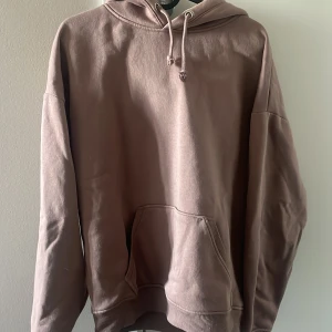 Brun hoodie  - Brun hoodie från BIKBOK i storlek S. Sparsamt använd 