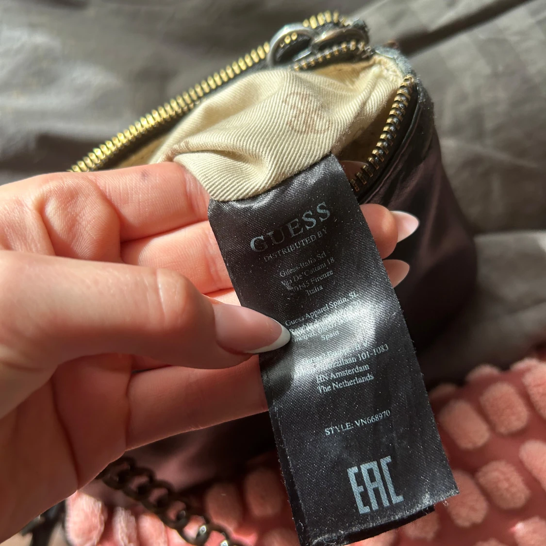 Svart axelväska med stjärndetaljer från Guess - 4