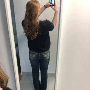 Blå bootcut jeans från Grace LA - Blå bootcut jeans från Grace LA. Använda ett tag men ändå väldigt bra skick. Jag säljer dom för att dom börjar bli för korta💘Längd:90cm och bredd:40cm❤️Frakt betalar köparen!
