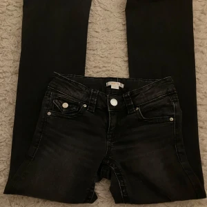 Svarta jeans med bootcut - Snygga svarta jeans 146 från gina  med bootcut-stil och silverfärgade knappar. säljer pga har växt ut.