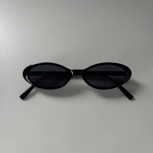 Svarta ovala solglasögon - Säljer detta oanvända par trendiga ovala solglasögon. Svart färg. Skriv för mer bilder/ info. ❤️