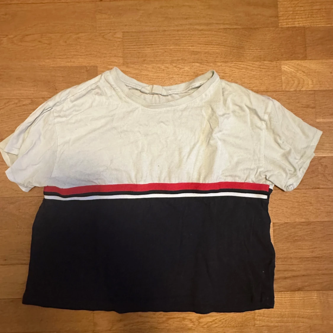 Tvåfärgad croppad t-shirt