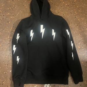 Svart Neil barret hoodie  - Unik Neil barret hoodie