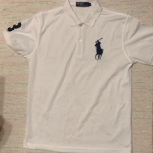 RALPH LAUREN POLO VIT - Snygg ralph lauren tröja som endast använts 3 gånger. Nyskick!