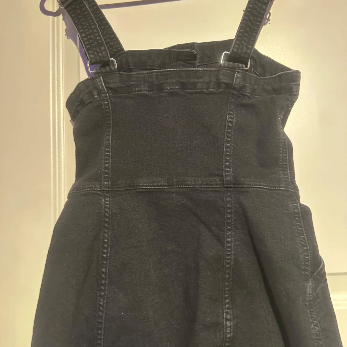 Svart jeansklänning med knappar - 1