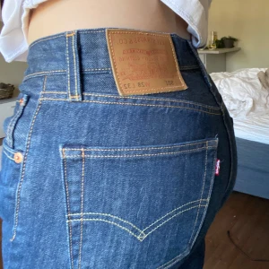 Levis 501 jeans - Säljer ett par klassiska Levis 501 jeans i mörkblå denim. Rak passform med knappgylf. Använda fåtal gånger. 