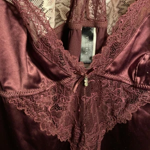 Nattlinne - Fint nattlinne / neglige från Very Victoria Silvstedt i storlek S. Spetsdetaljer och rosett med ett litet smycke på. Hör av dig om du undrar något🩷 