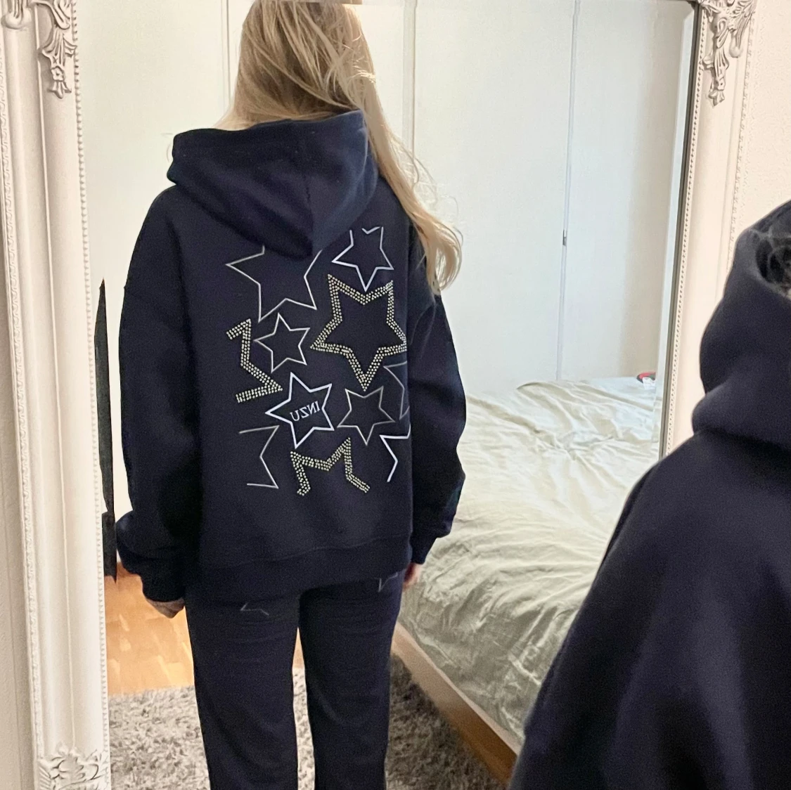 Mörkblå hoodie med stjärnmönster - 1