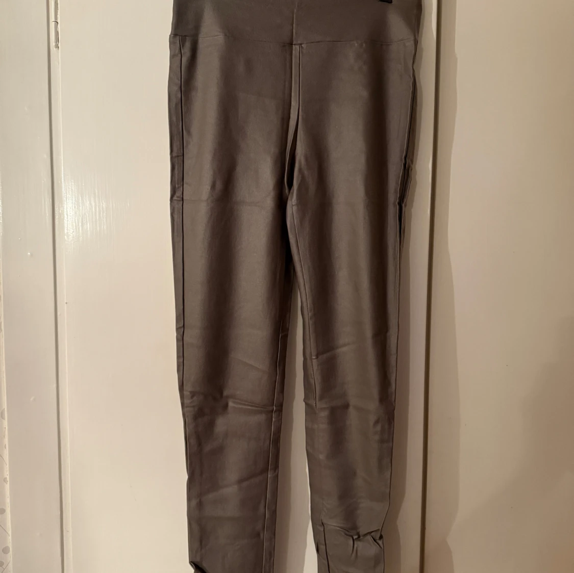 Grå läder byxor från Soyaconcept