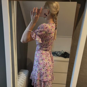 Klänning  - Så fin omlottklänning i nyskick! Passar xs-s🩷🌸🌷