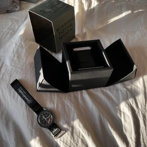 Omega swatch ”mission to the moon” - Mission to the moon klocka från omega | nypris runt 5500 | skick 10/10 endast testad | box medföljer se bilder | skickas i extra kartong samt i plast för att skydda klockan!