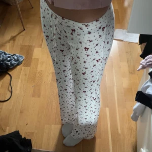 Vita byxor med rött mönster - Pyjamas/mjukis från nelly storlek xxs, ja är 165cm lång