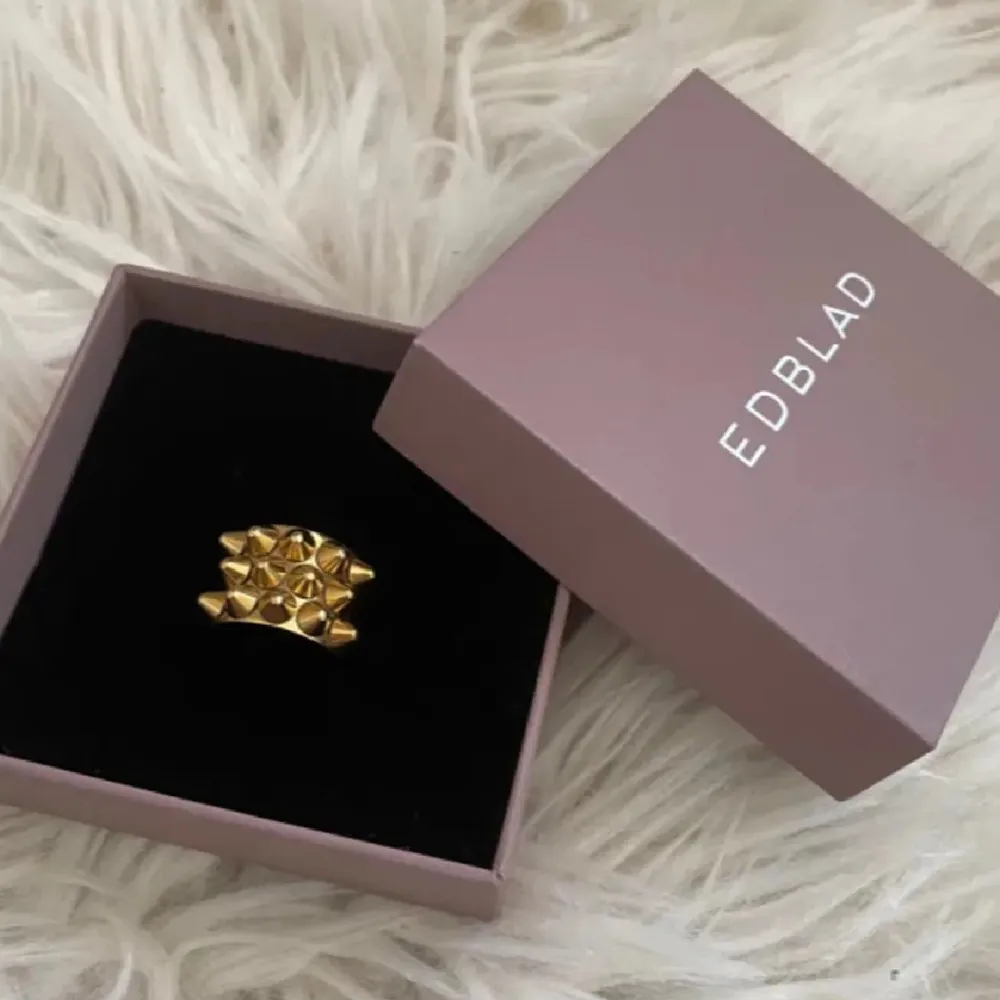 Vill gärna byta denna Edblad ring i storlek L mot en i storlek M! 💓. Asusteet.