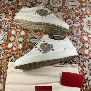 Valentino Skor - Hej! Säljer nu mina skor från märket Valentino , storlek 37, bra skick dustbag ingår. Givetvis äkta, Tveka inte på att höra av dig om du har frågor eller funderingar kring skorna!