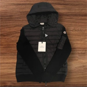 Moncler Cardigan Storlek XL ( Passar Bättre Som Large) - Jag säljer en helt ny Moncler-cardigan i storlek XL. Den passar bättre för någon som vanligtvis bär storlek Large då den är lite mindre i passformen. Jackan är i perfekt skick och har aldrig använts, fortfarande med alla taggar kvar. 