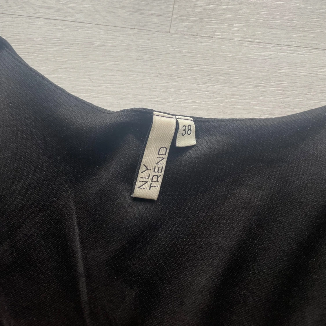 Svart omlottblus  - 1