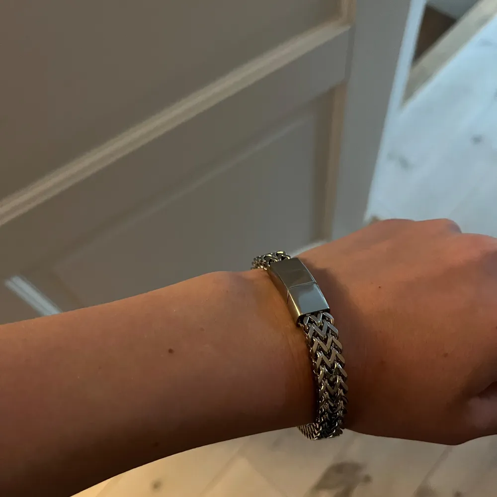 Stilrent och elegant silver armband från Edblad. Armbandet har en flätad design och ett smidigt lås som gör det enkelt att ta på och av. Helt oanvänt pga förstort.. Asusteet.