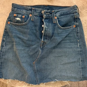 Jeanskjol från Levi's - Snygg jeanskjol från Levi's i klassisk blå denim. Använd max 3 ggr