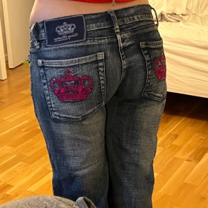 Victoria Beckham Jeans💋 - Victoria Beckham Jeans med mörk rosa kronor på bakfickorna. Köpte för ett tag sedan men har bara inte använts💋 Oklar storlek då det inte står men skulle gissa 38/M❤️