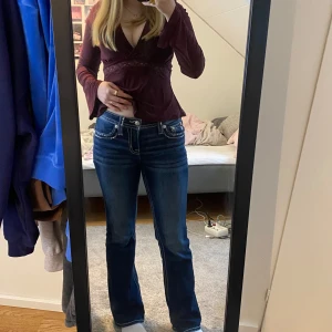 Miss Me Jeans  - Säljer nu mina Miss Me jeans då jag vuxit ur dom. Köptes i höstas 2024 Köptes på Raglady by Tara för 2000 kr och är endast använda ett fåtal gånger. Passar mig som är 167cm. Storlek 27, skulle säga att de är som strl 36-38. Midjemåttet är ca 36cm.Pris kan diskuteras 💗
