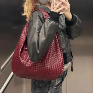 Väska från design by si - Säljer denna populära väska från design by si. Använd 1 gång. Väskan är rymlig och passar perfekt nu inför våren. 