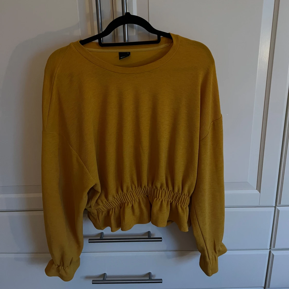 Gul tröja med resår i midjan