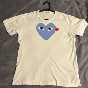 CDG t-shirt - Riktigt fet tröja från CDG (comme des carcons). Skriv för fler bilder eller om ni har frågor. Priset är ej fast