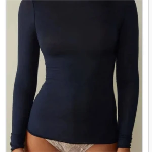 Populär tröja från Intimissmi  - Säljer denna tröja från intimissmi. Är använd flertal gånger och förutom det lilla hålet på vänster arm, är den i bra skick (kolla sista bilden). 