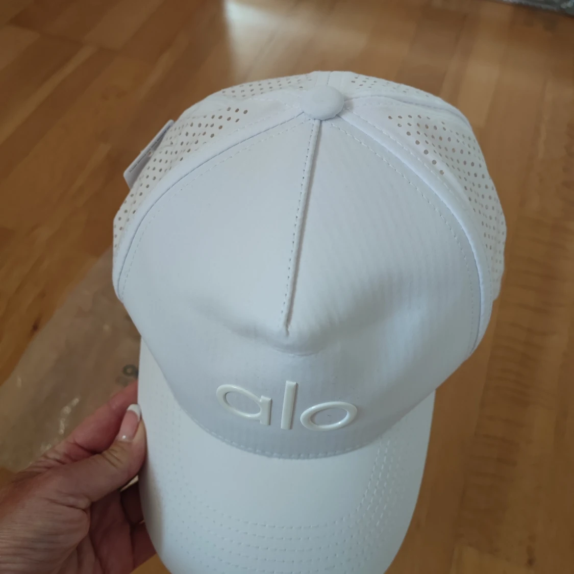 Vit keps från Alo Yoga - 4