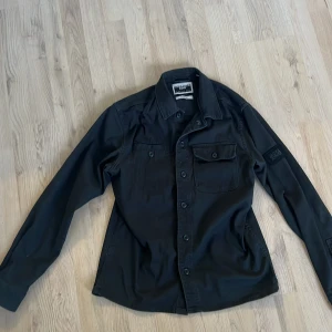 Jack and Jones overshirt - Säljer nu denna feta Jack and Jones overshirten. Perfekt nu till våren och till en avslappnad stil. Använd ett fåtal gånger men i princip i nytt skick. Bara att meddela vid funderingar 