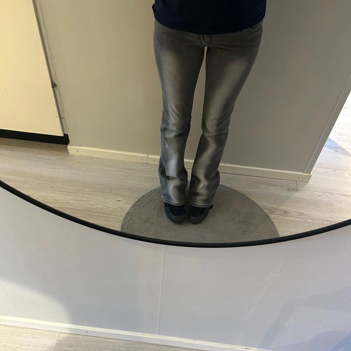 Grå bootcut jeans, weekday