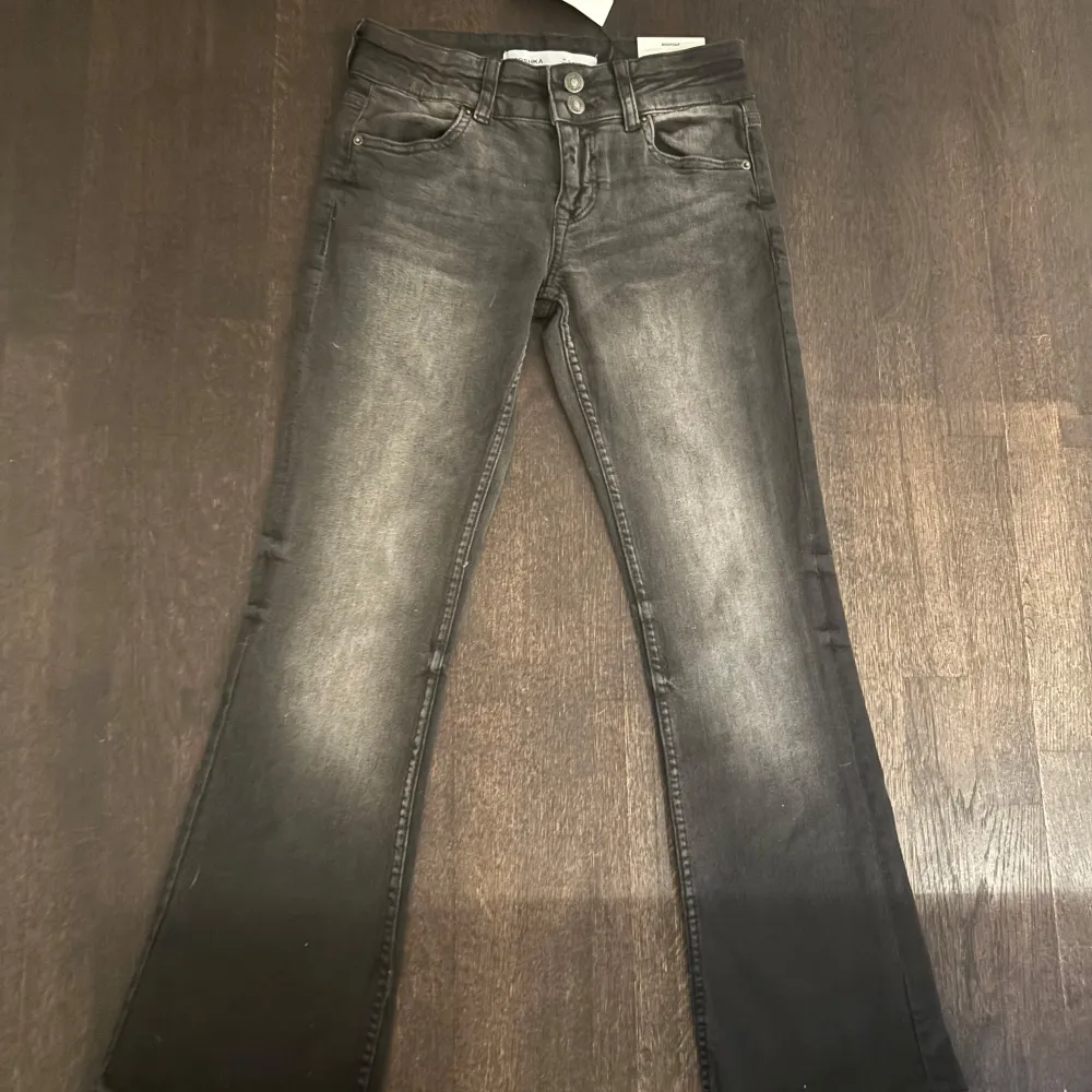 Snygga grå bootcut jeans från Bershka för barn i åldern 10-12 år. Jeansen har en klassisk femficksdesign och en cool tvättad look. Perfekta för en trendig stil! Skriv om ni har några som helst frågor eller vill ha fler bilder (även mått)! Köpta för 3 veckor sedan ish o endast testade, lappen kvar! (De e slutsålda på bershkas hemsida) priset går att diskutera. Jag skulle säga att jeansen e lite större än 10 - 12 år, dock längden kan stämma☺️säljer då de är lite för stora för mig!. Farkut & Housut.
