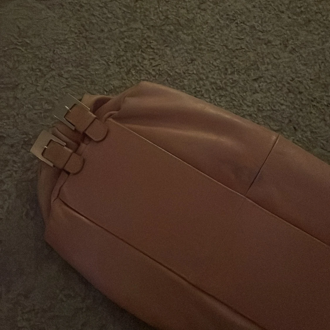 Rosa axelväska med dekorativ detalj - 4