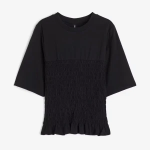 Smockad topp - Säljer denna snygga svarta toppen från H&M. Storlek M men skulle säga att den passar som S och L också. Slutsåld på hemsidan❣️