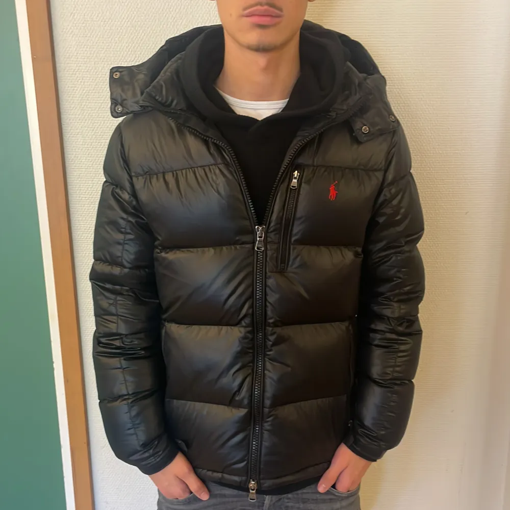 Skick 10/10 sparsamt använd, säljer pga jag köpt en ny, nypris 6000kr. Storlek M passar runt 173-185 perfekt. Skriv ifall ni har några frågor.. Takit.