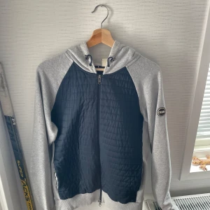 Colmar cardigan  - Säljer nu min colmar cardigan för den börjar bli för liten den är i storlek M men skulle också kunna passa S den är mycket bra skick inga defekter skulle säga 9/10 nästan som ny Hör av dig vid frågor och funderingar kan gå ner i pris vid snabb affär 