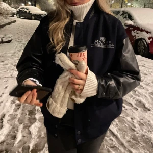 Vintage College jacka - Säljer en svart jacka från Moore Industrial med läderärmar och broderad logga på bröstet.    Jackan är vintage och inga defekter!