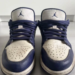 Jordan 1 sky purple - Säljer ett par jordan 1s, går o tvätta köptes för 7 månader sen har användes bara lite har mest blivit smutsiga men är lätt o ta bort får med orginal kartong är i storlek 44 är i riktigt bra skick.