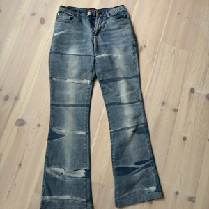 Utsvängda jeans - Ett par låg/midrise jeans med blekningar. Skit coola men passade inte mig i midjan. Jeansen är tunna så passar till sommaren. Midjemått rakt över: 33 cm innerbensläng: 76 cm