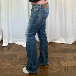 Diesel jeans - Lågmidjade vintage bootcut Diesel jeans. Midjemått: 86 cm, 43 cm mätt platt. Innerbenslängd: 82 cm. Min vän på bilderna är 172 cm lång. Enda ”defekterna” är längst ner vid fötterna