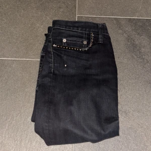 Hysteric Glamour Jeans - Riktigt feta med nitar på fickan och en ”rhinestone” | skick 8/10 | skriv för bud elr funderingar 