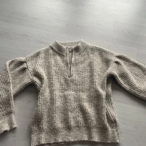 Beige\guld stickad tröja  - Jätte mysig stickad tröja som sitter väldigt fint och håller bra!!