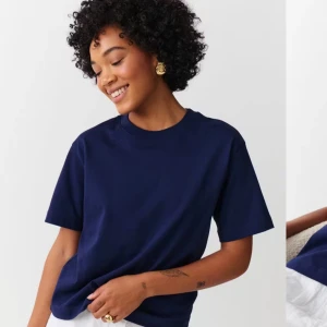 Mörkblå t-shirt från Gina Tricot - Säljer en stilren mörkblå t-shirt från Gina Tricot. Den har en klassisk rund hals och korta ärmar, perfekt för en avslappnad look. Gjord i mjukt material för extra komfort. Passar bra till jeans eller kjol för en enkel och snygg outfit. Bra skick passar bra till jeans med låg midja. Kom med prisförslag vill bli av med den!!!💞