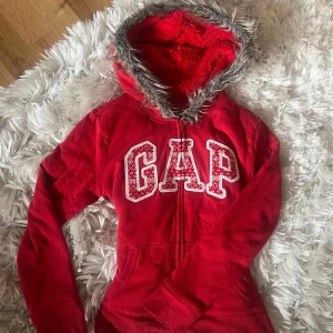 Y2K päls zip up från GAP - Säljer en unik och snygg fur zip up hoodie från Gap. Tröjan är jätte mjuk och bekväm och har inga defekter. Storlek kids L men sitter som en XS. Hör av dig för fler frågor eller bilder💕