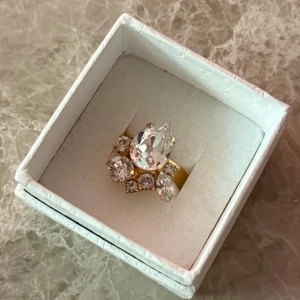 Guldfärgad ring med stora stenar - Stor guldring från Caroline Svedbom. Knappt använd, nypris 595 kr 